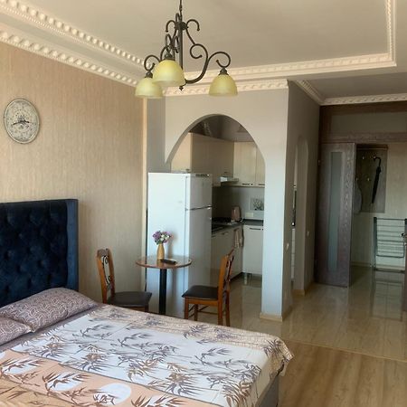 Berapartment With Mountain View Batumi Exterior foto